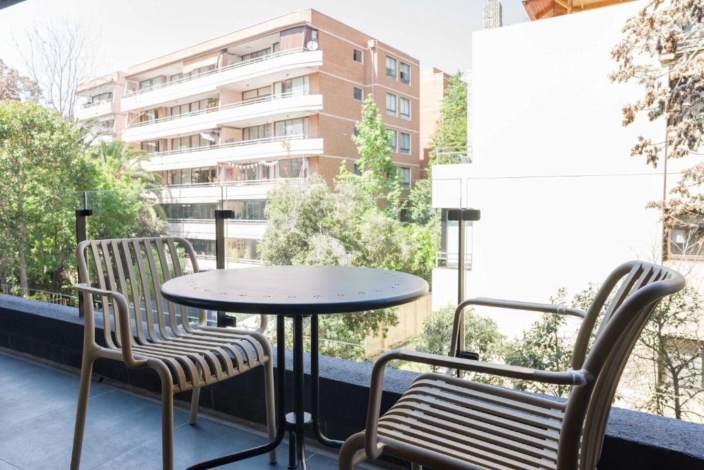 Parkside Oasis Stylish 2BR Retreat with Pool BBQ & Gym Access - 4