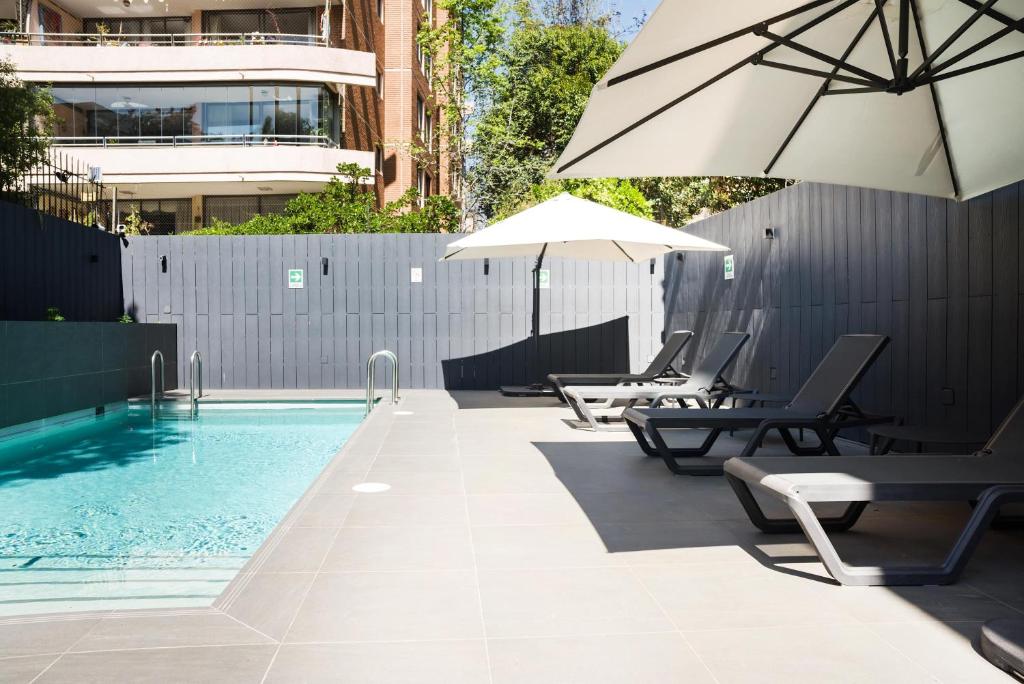 Parkside Oasis Stylish 2BR Retreat with Pool BBQ & Gym Access - 2
