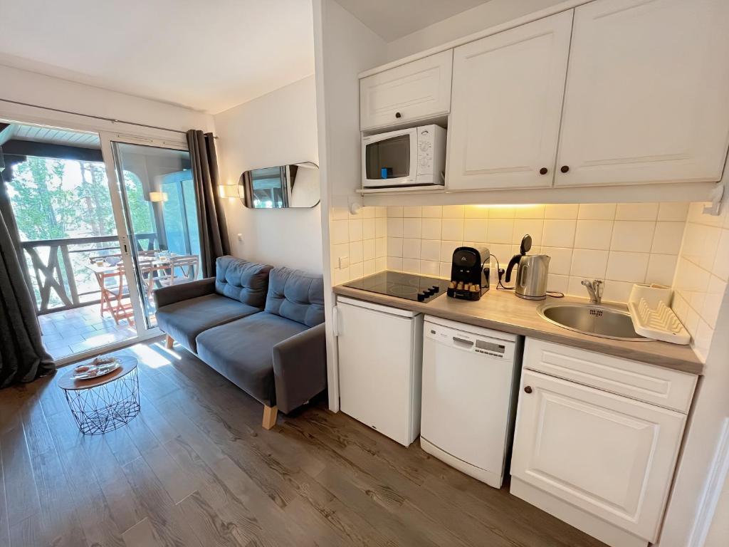 Lovely Apartment with Balcony - Golf course view - Free Parking and Heated Pool - 4