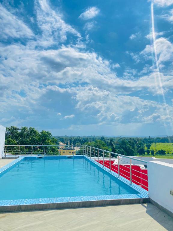 Bright rooftop pool studio in Mtwapa, Fast Wi-Fi ,Free parking ,Near Beach, Mtwapa