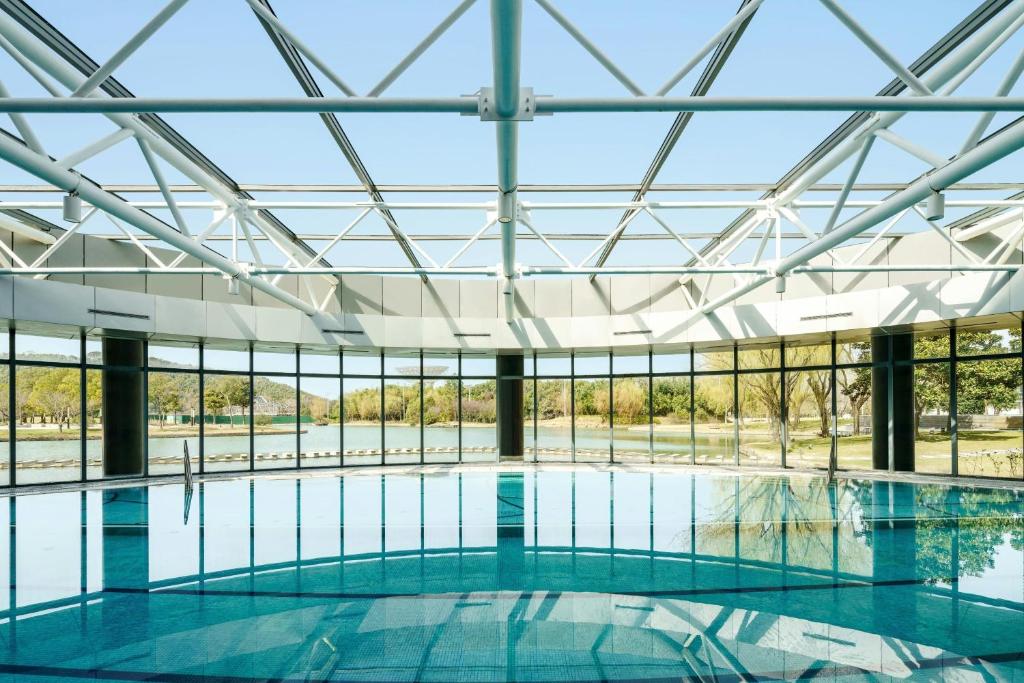 Swimming pool, Le Meridien Shanghai Sheshan in Shanghai