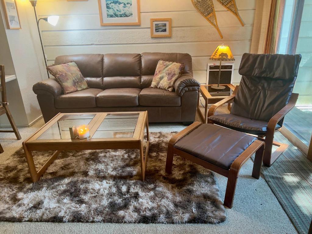 Mountain Shadows #F02 - Near Shuttle & Shopping, Mammoth Lakes