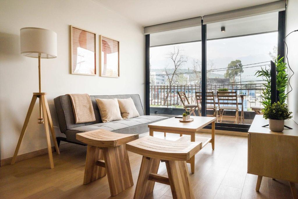 Stylish 2BR Haven for 5 in Lively Las Condes Oasis, Santiago