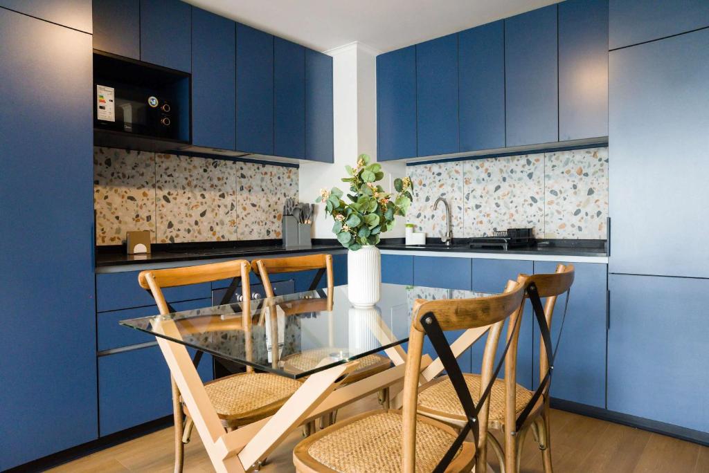 Stylish 2BR Haven for 5 in Lively Las Condes Oasis - 3