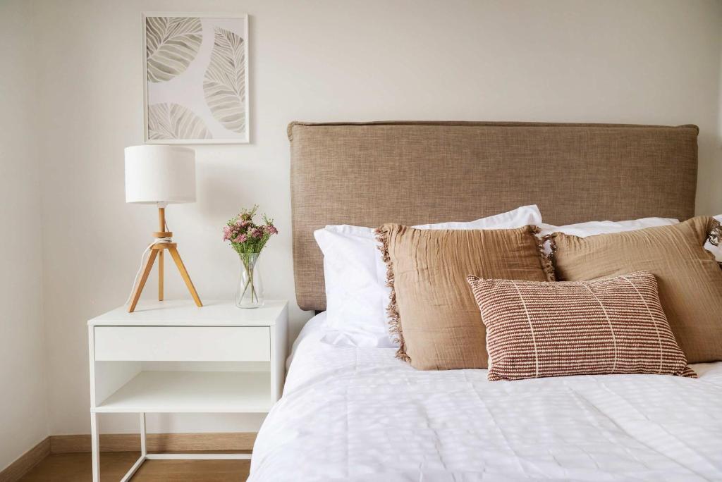 Stylish 2BR Haven for 5 in Lively Las Condes Oasis - 4