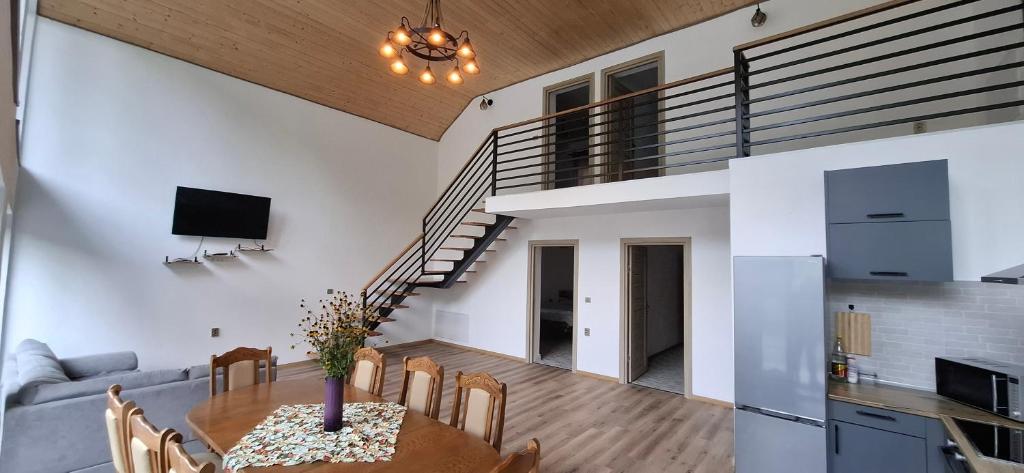 The Nest on the Hill, Rişca