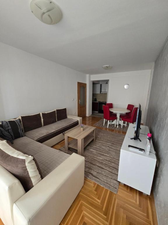 Rejjan Apartments-Spacious 2BR Apartment for 7, Free Parking, Tram to Old Town - 5