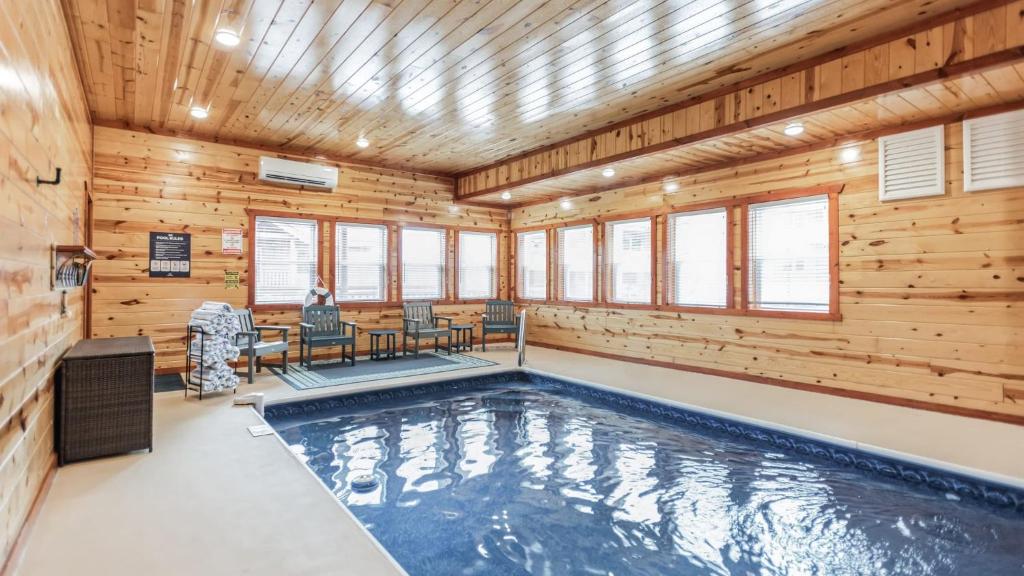 Laurel Point by AvantStay Sleeps 18! Indoor Pool, Hot Tub, Theater, Game Room, Sevierville