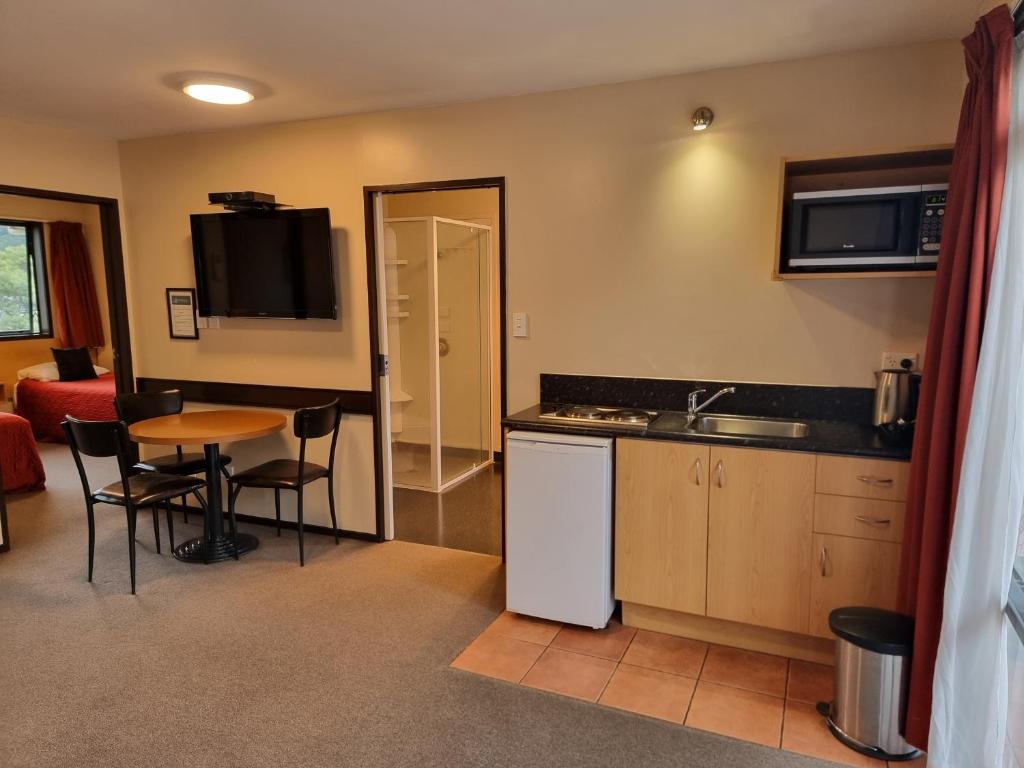 Kitchen, Broadway Motel in Picton