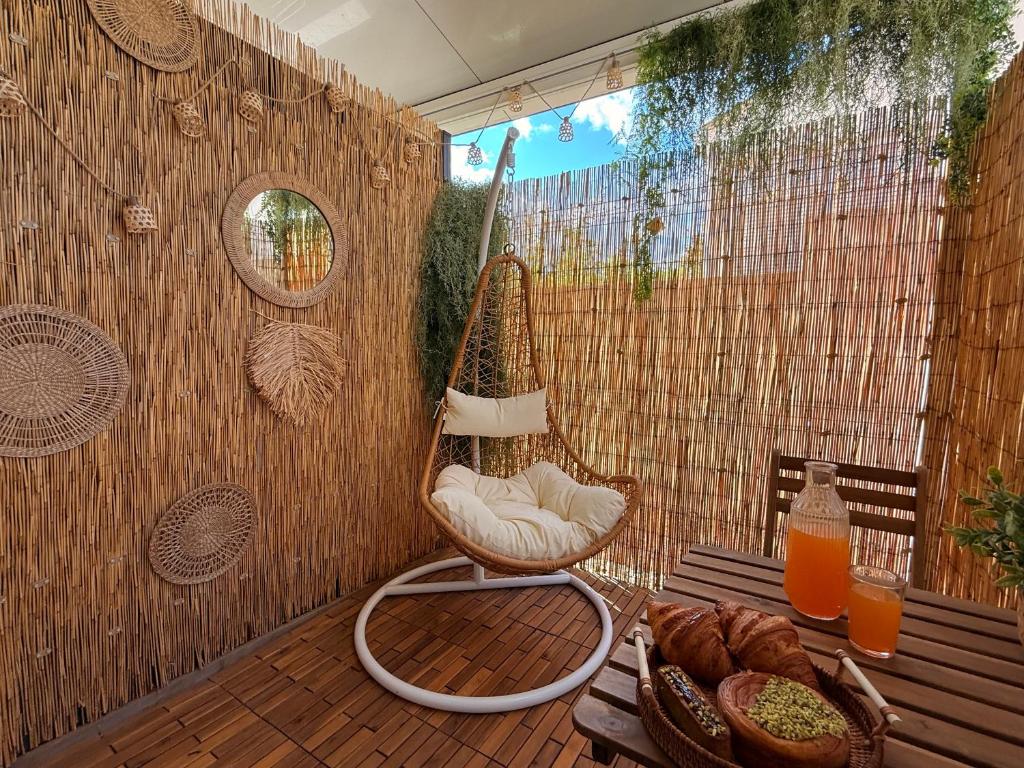 Chambre simple avec terrasse privée - Proche tram et centre - Cuisine et Salle de bain en partage - 3