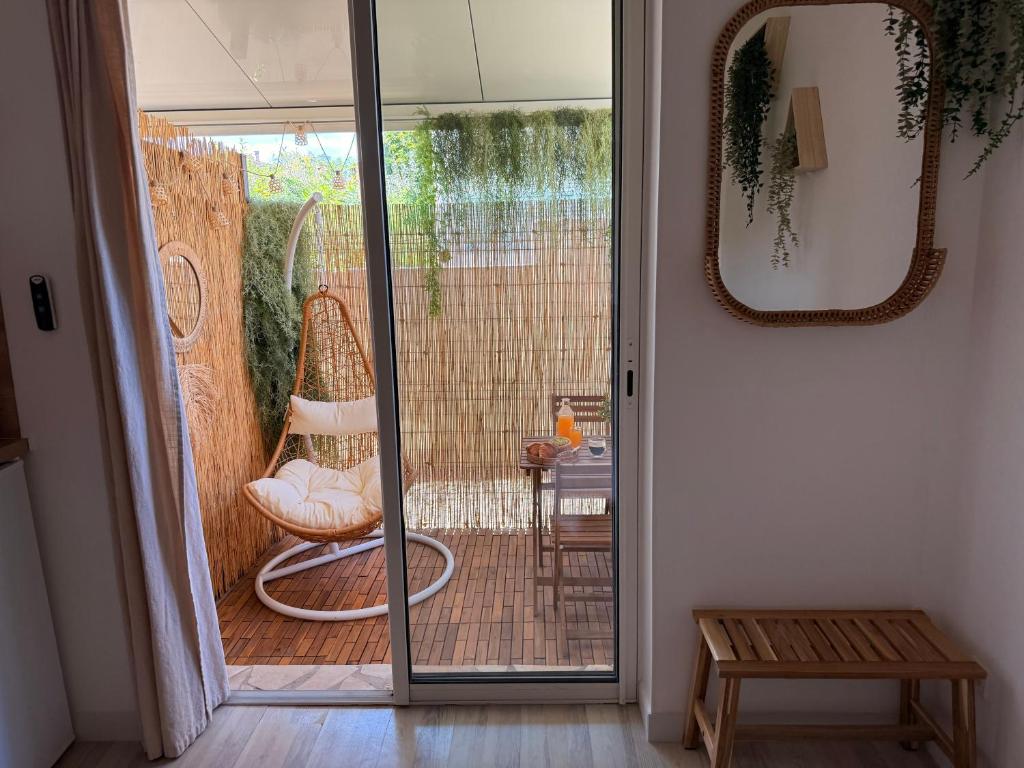 Chambre simple avec terrasse privée - Proche tram et centre - Cuisine et Salle de bain en partage - 4