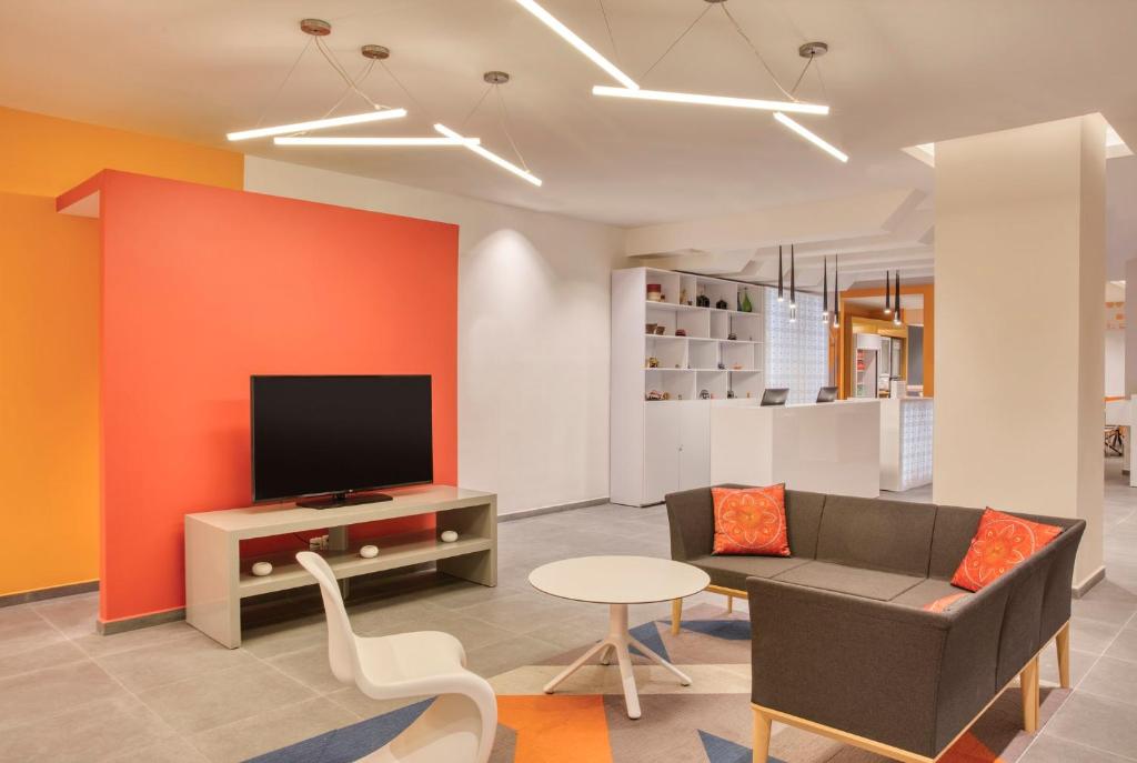 Fiesta Inn Express Puebla Explanada フロント・ロビー