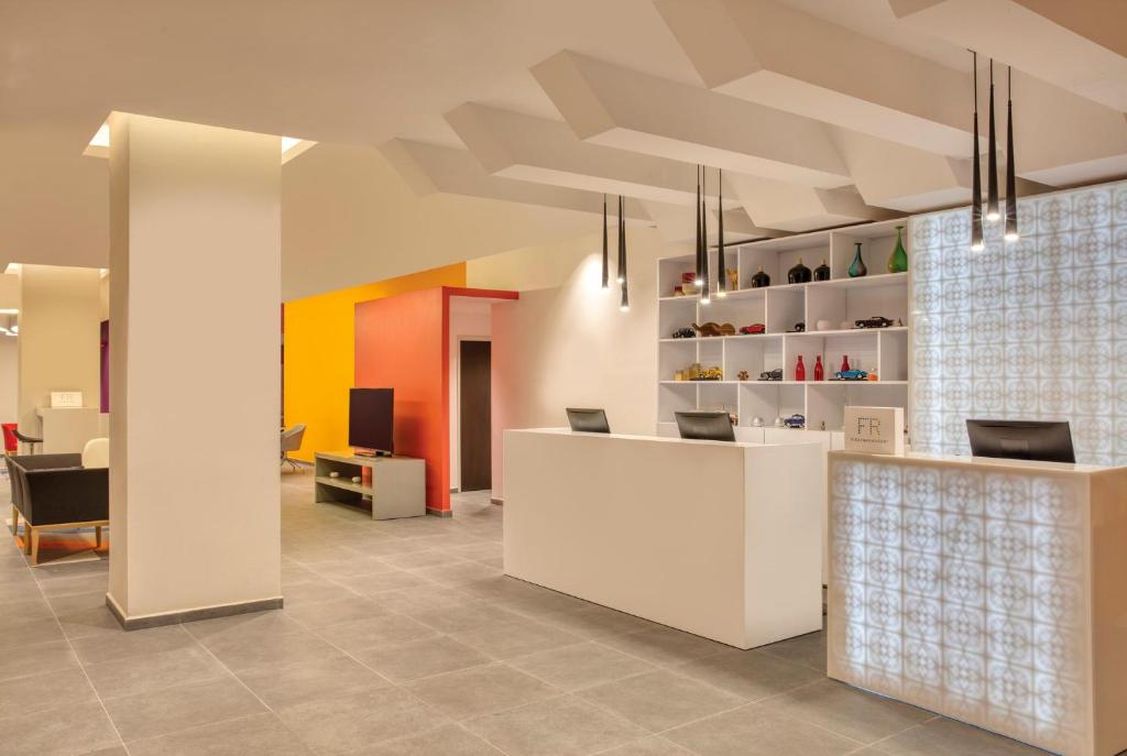 Fiesta Inn Express Puebla Explanada フロント・ロビー