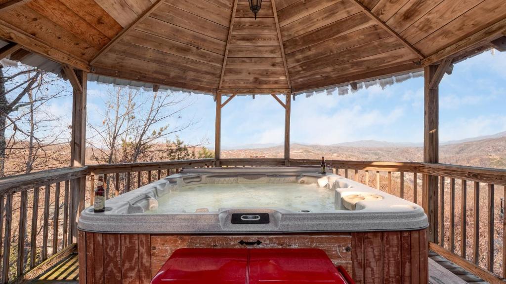 Fontana by AvantStay Gorgeous Mountain Cabin w Views Hot Tub Game Room, Gatlinburg