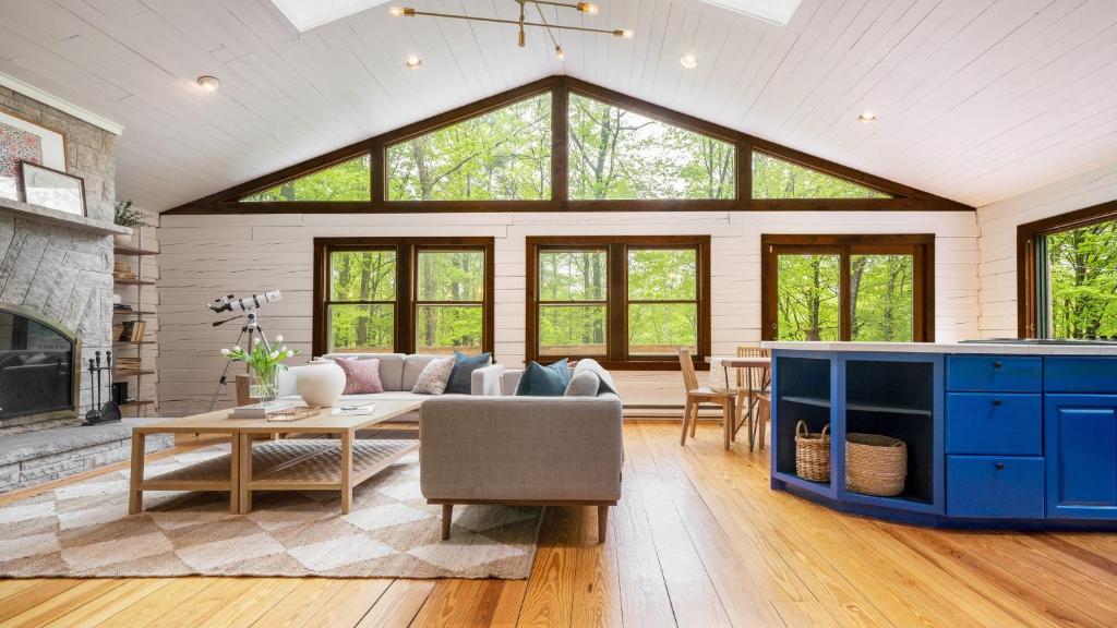 Half Moon by AvantStay 4BR Cabin w Large Deck Yard w Patio Outdoor Dining, Great Barrington