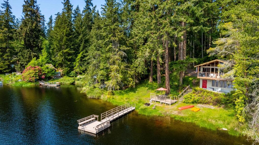 Goss Lake Getaway by AvantStay Lakefront Escape, Langley