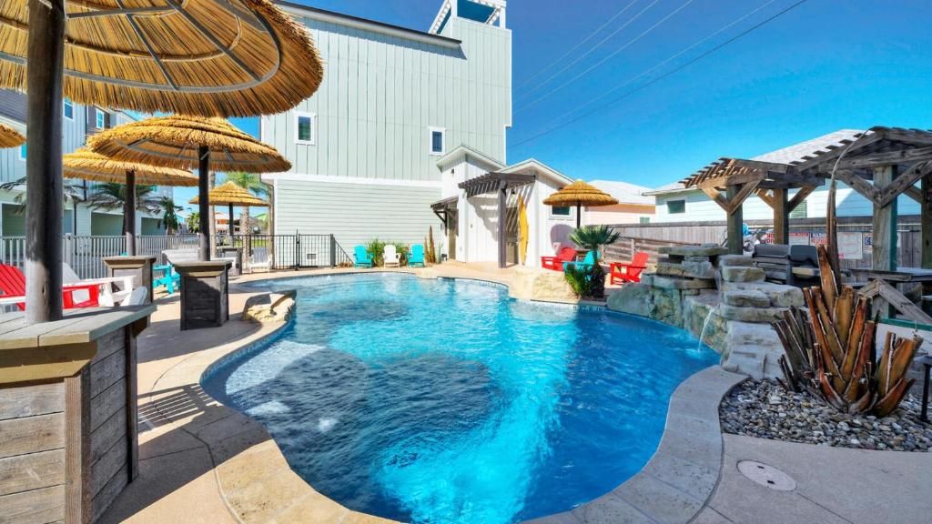 Resort Pool Walk to the Beach Island Views Little Beach House by AvantStay, Port Aransas