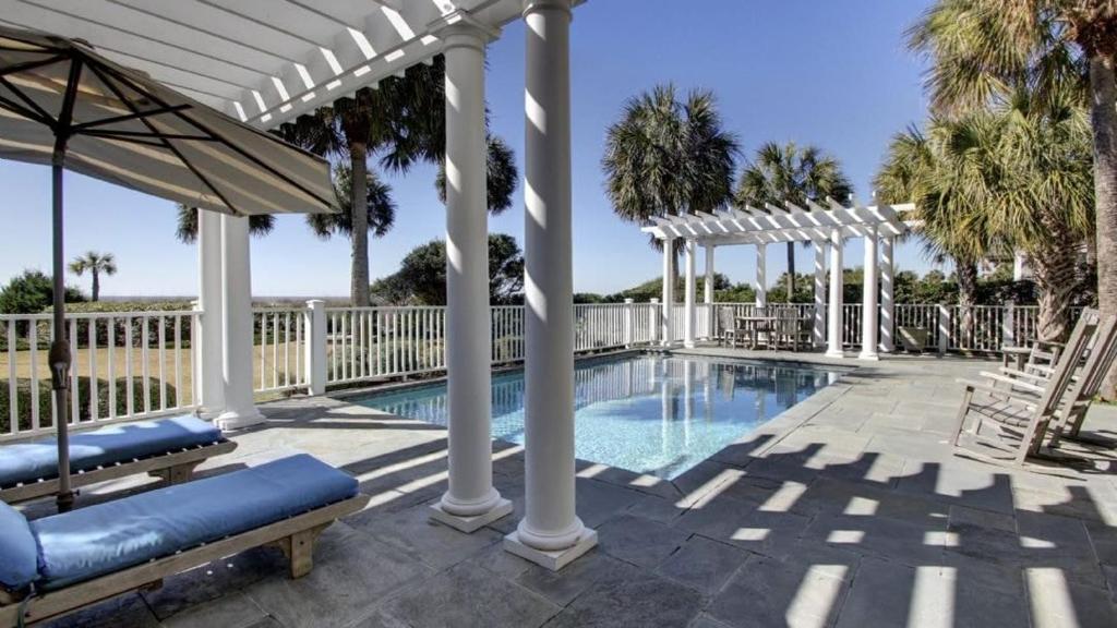 3902 Palm Blvd by AvantStay Beach Access Oceanfront Views w Pool, Isle of Palms