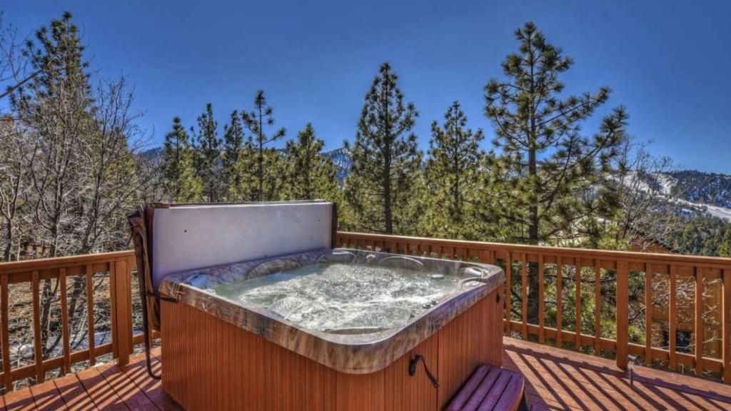 Views at Wolf Lodge by AvantStay Magnificent Views w Hot Tub Sauna, Big Bear Lake