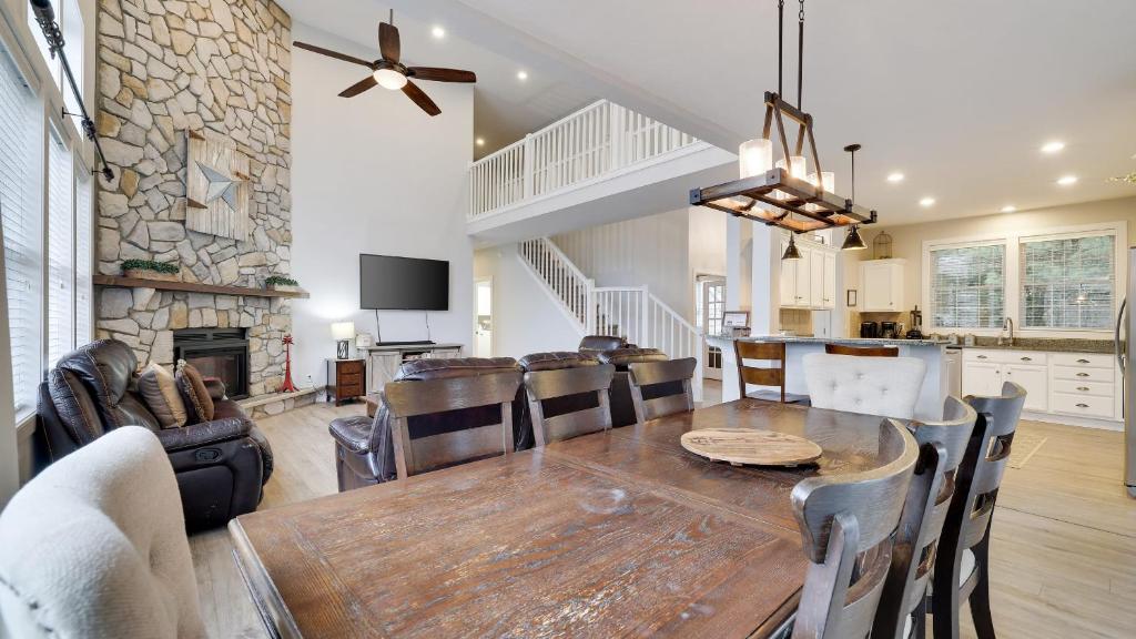 The Nest at Pinecrest by AvantStay Spacious Deck Game Room Fire Pit, Pocono Pines