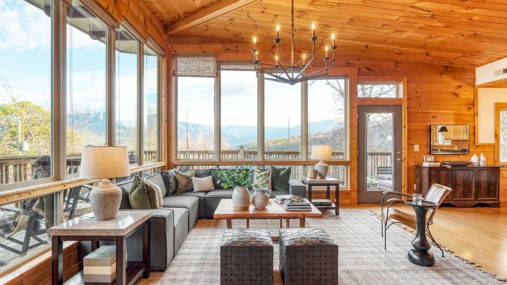 Chestnut by AvantStay Mountain Cabin w Treetop Views Hot Tub Game Room, Gatlinburg