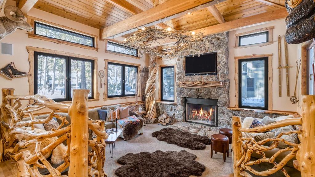 Base Camp by AvantStay Magical Cabin w Sauna Hot Tub Close to Snow Golf, Sunriver