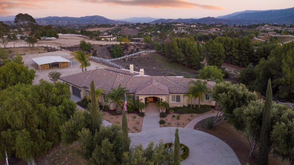 Bear Bridge by AvantStay Hilltop Haven in Temecula w Views Putting Green Hot Tub, Temecula