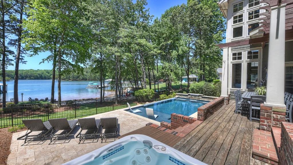 Boathouse Cove by AvantStay Pool Swim Dock Hot Tub, Lake Norman of Catawba