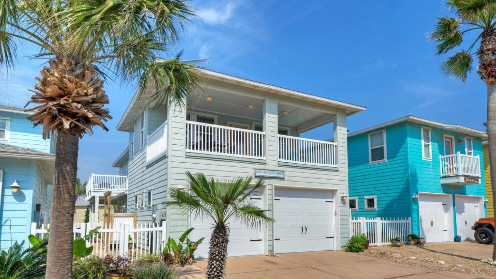 Gated Community w Pool 5mins to Beach Latitude Adjustment by AvantStay, Port Aransas