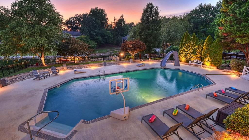 Sip Sip Away by AvantStay Pool Hot Tub, Westport