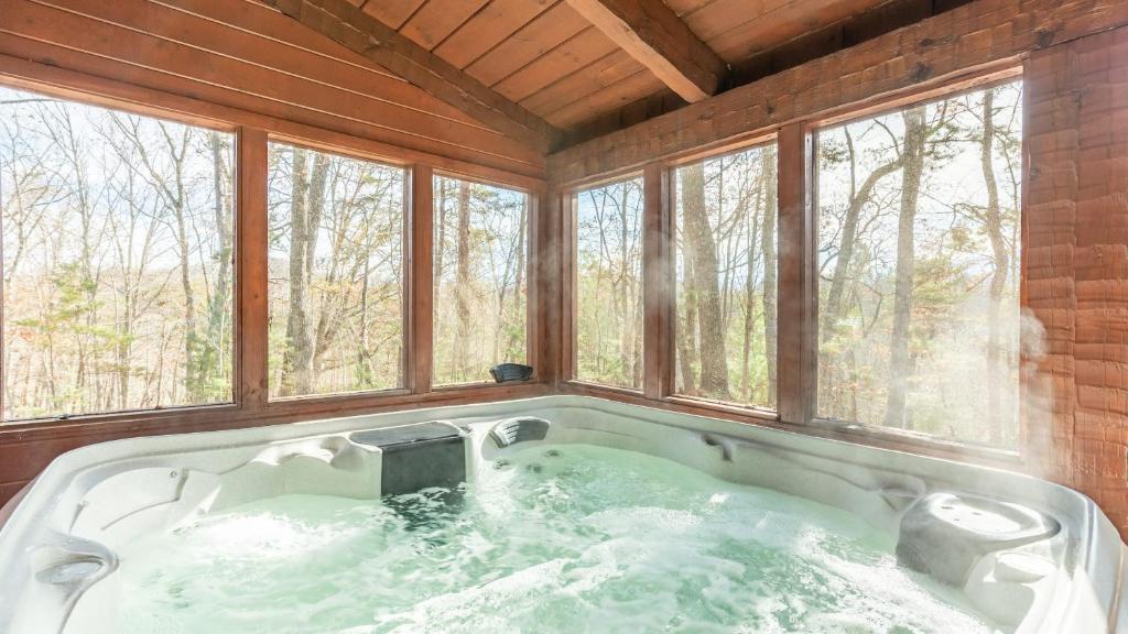 Dudley II by AvantStay Game Room Enclosed Deck w Hot Tub Views Cozy, Pigeon Forge