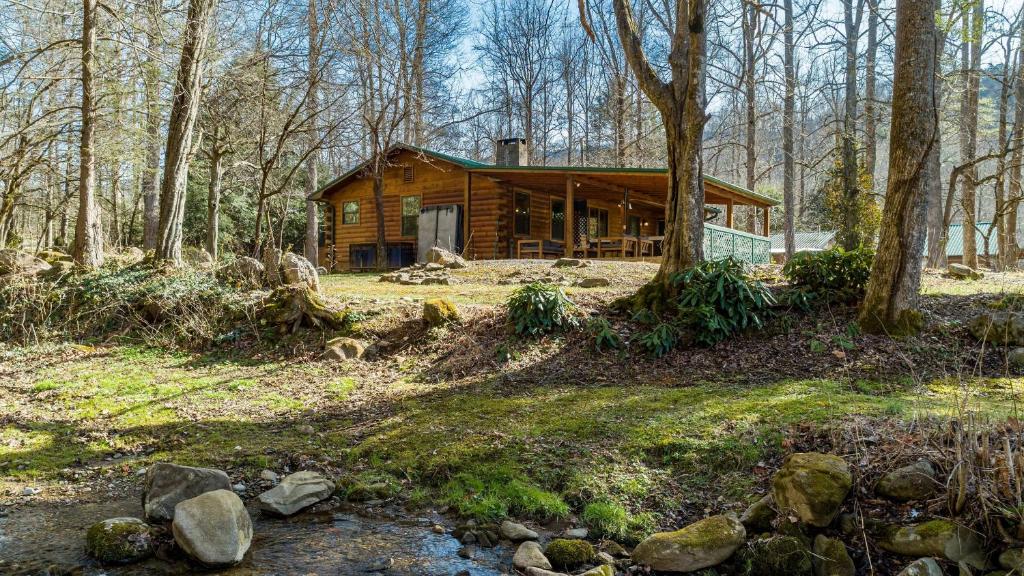 Sugar Cove by AvantStay Cabin by The River w Hot Tub Pool Table Guest House, Gatlinburg