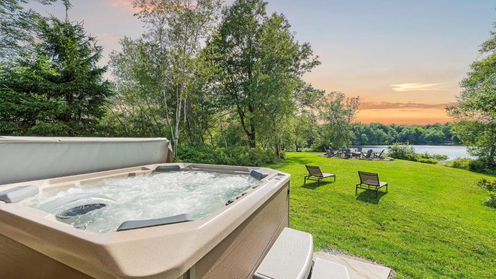 Waterside Haven by AvantStay Lakefront Hot Tub Game Room Fire Pit, Long Pond