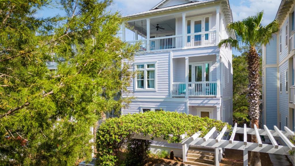 Doctors Orders by AvantStay 5 MINS TO BEACH w Community Pool Hot Tub, Seacrest