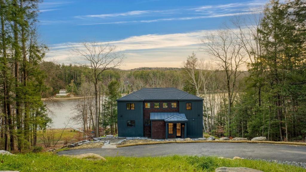 Forget-Me-Not by AvantStay Bold Lakefront Escape, Monterey