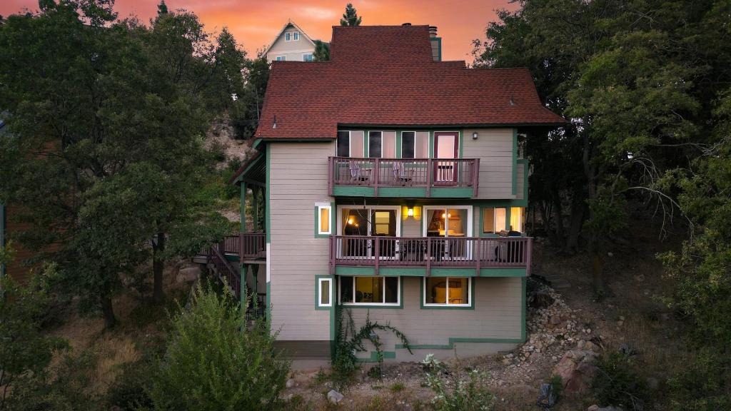 Nadelhorn by AvantStay Balcony w Sweeping Views Playroom Arcade Games, Lake Arrowhead