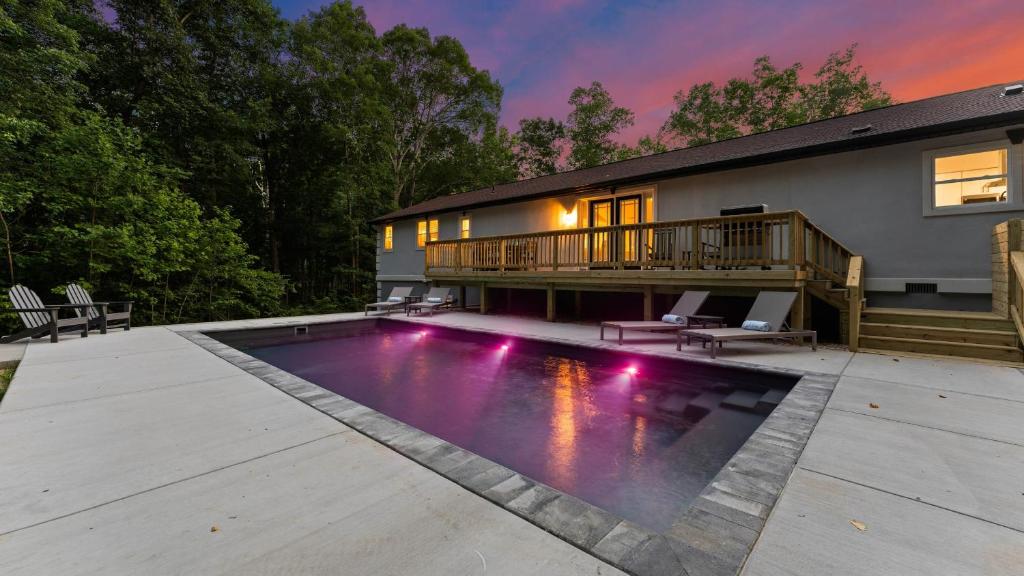 Fireside Fun by AvantStay Sleeps 18 Waterfront Pool, Mooresville