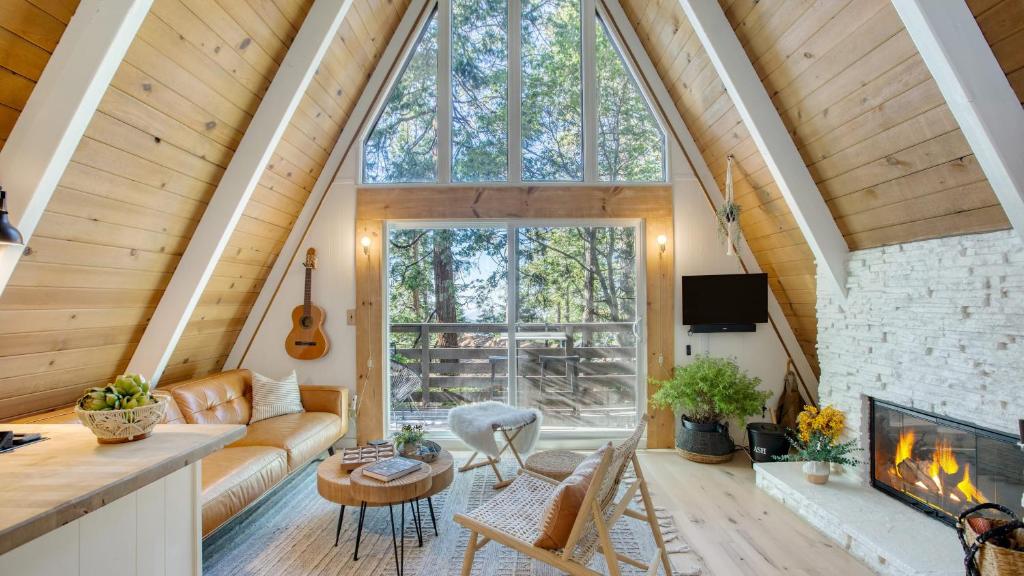 2 Decks w Lake Glimpse Views Modern Luxe Cabin A-Frame Retreat by AvantStay, Lake Arrowhead