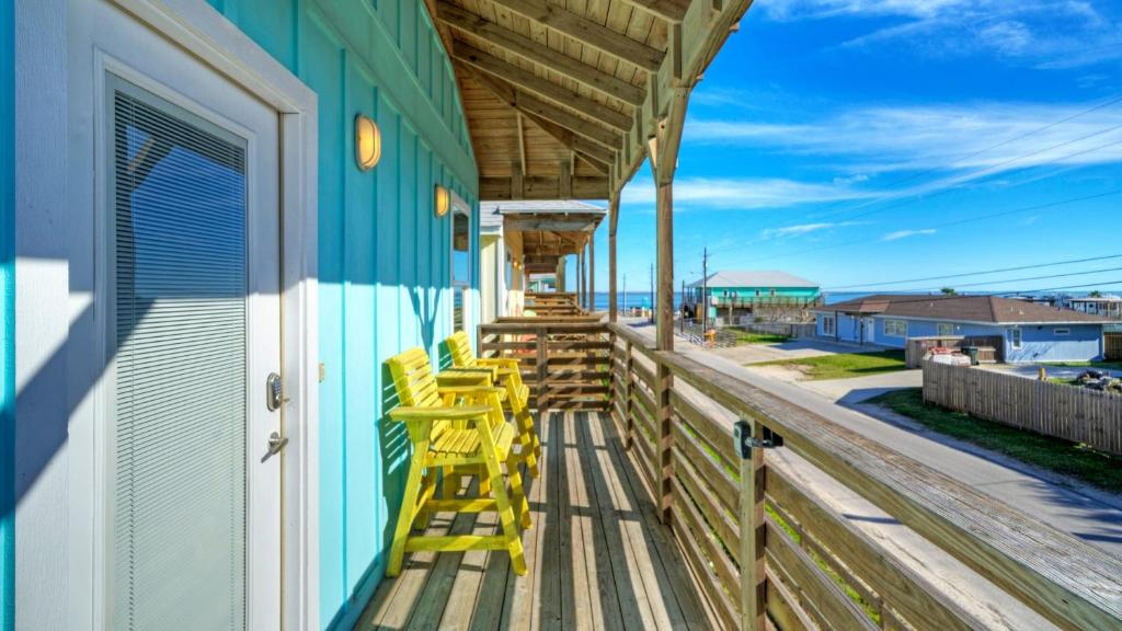 Shared Pool w Bay Views Boat Dock Fishing Big Slough by AvantStay, Padre Island