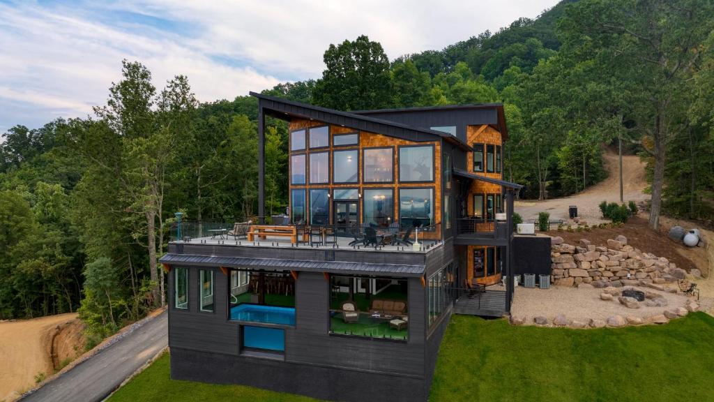 Skyline Sanctuary by AvantStay Indoor Pool Game Room Firepit Mountain Views Luxe Design, Pigeon Forge