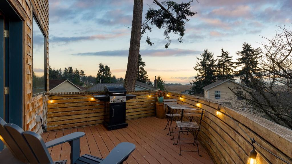 Deck Views Fire Pit Pool 3 Mins to Beach Madrona Tree Retreat by AvantStay, Coupeville