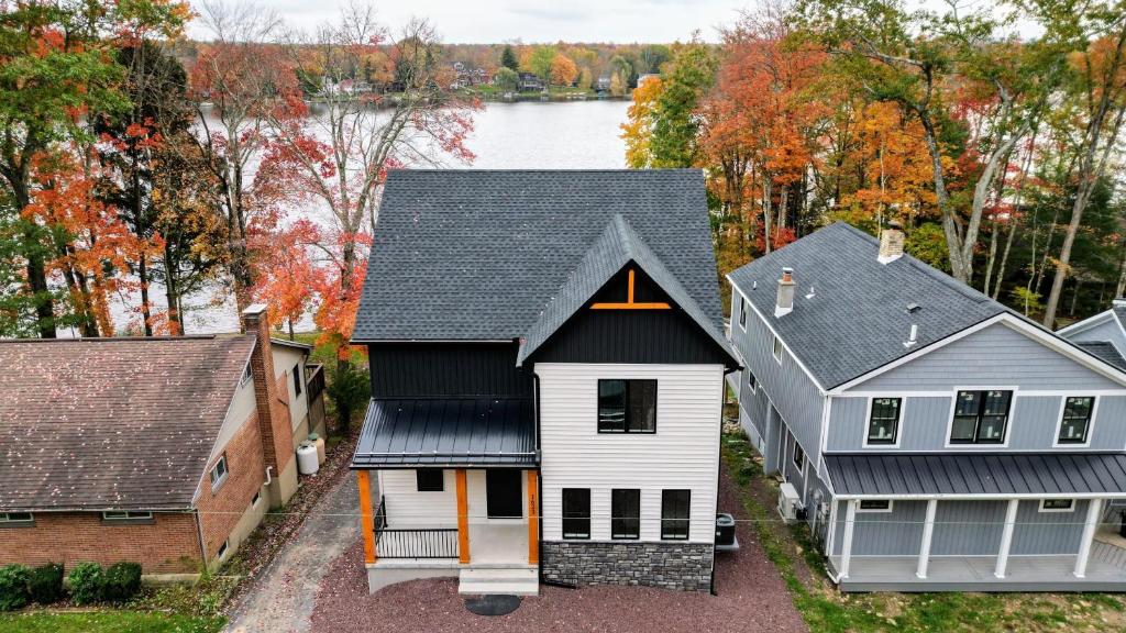 Lakeside Serenity by AvantStay Lakefront Newly Built Deck w Views, White Haven