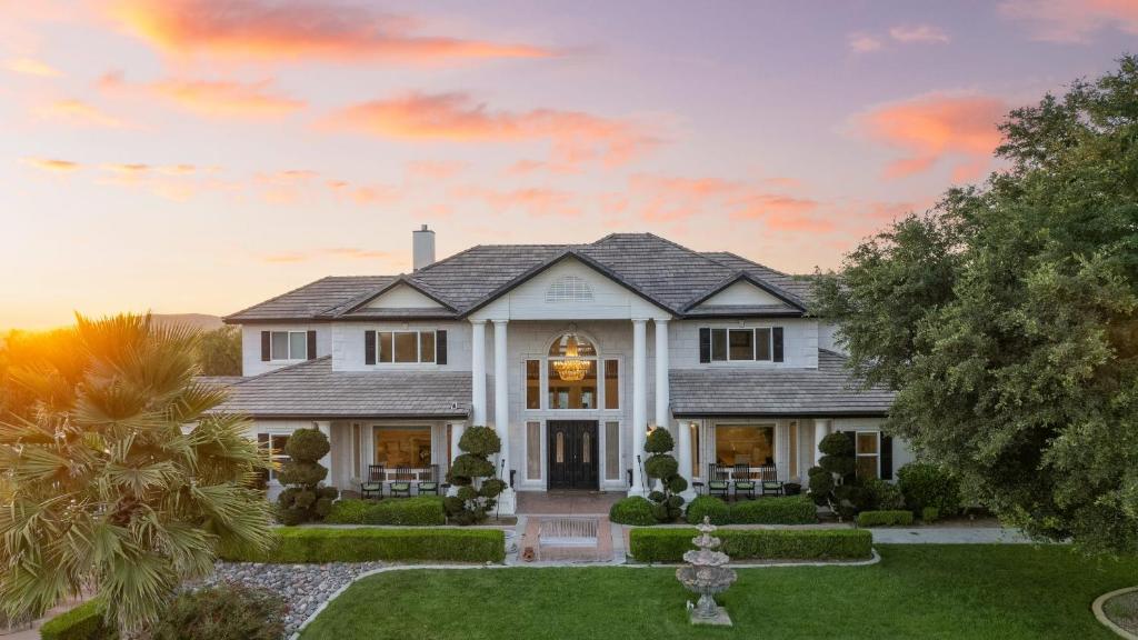 Grand Contento by AvantStay Extraordinary Estate w Pool Movie Room, Temecula