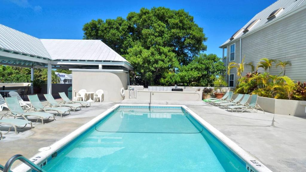 Duval Sea Turtle by AvantStay Great Location Close to Shops Shared Pool, Key West