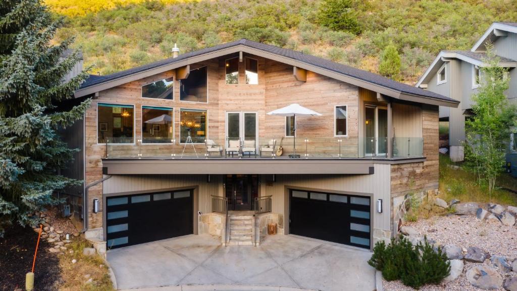 Mason by AvantStay Sleeps 16 Modern Mountain Escape w Hot Tub, Park City