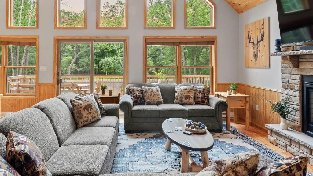 Bluejay Getaway by AvantStay Walk to Lake 7BDR Hot Tub Pool Table, Albrightsville