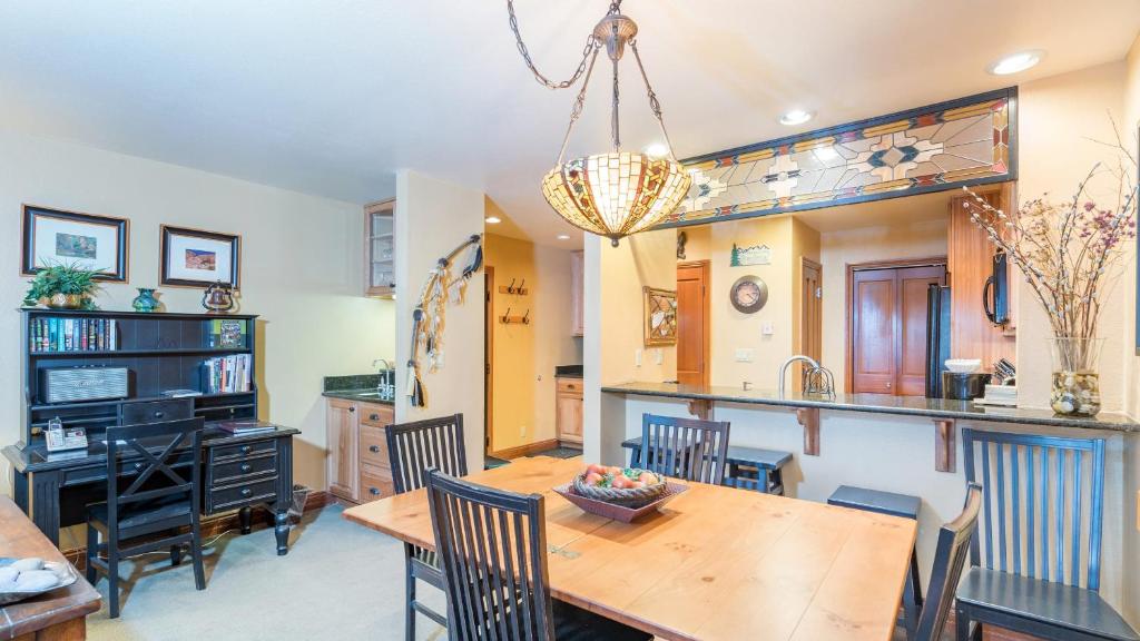 Etta Place Too 103 by AvantStay Close to Town The Slopes In Complex w Communal Pool Hot Tub, Telluride