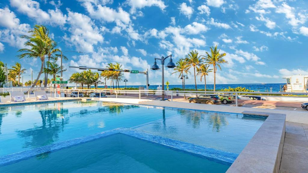 Beachside Retreat w Pool Ocean View Steps to Beach Beach Haven by AvantStay, Fort Lauderdale