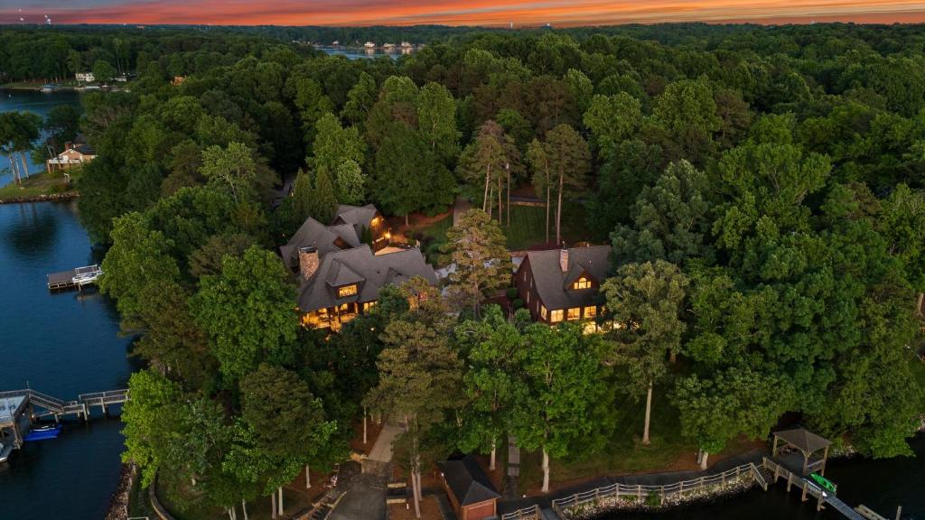 Sunset Shores Resort by AvantStay Private Beach, Mooresville