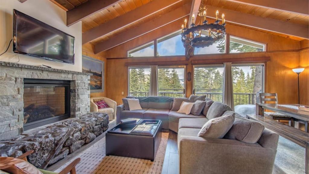 Mahogany by AvantStay Snowbird Cabin w Full Chamberlands Access, Homewood